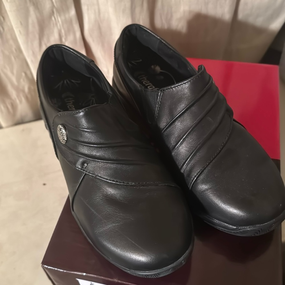 Therafit Women’s Orthopedic  Slip-On Shoes - black 6.5 new in box